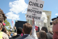 지난달 28일 워싱턴DC 연방법원 앞에서 시위 중인 전통결혼 지지자들. ⓒ크리스천포스트.