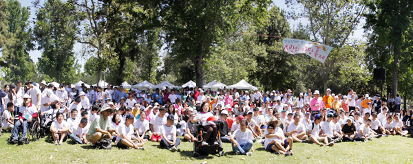 해피빌리지와 남가주밀알선교단이 함께 사랑의 마당축제를 열었다.
