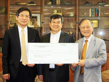 나성영락교회의 김경진 담임목사(중앙)와 임철호 장로(오른쪽)가 김계용목사기념관에서 미주장신대 총장 이상명 박사(왼쪽)에게 5만불의 후원금을 전달하고 있다.