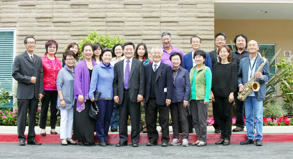 남가주샬롬교회 봉사팀과 코이노니아선교회 소속 ‘윙스 오브 조이’ 찬양팀이 어머니 주일을 앞두고 7일 오전에 ‘골든 웨스트 타워’ 양로아파트를 찾아 외로운 어르신 섬김에 앞장섰다. 