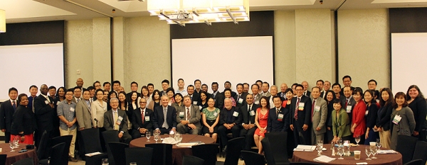 제8회 라이팅 커뮤니티 서밋에 참석한 지도자들이 기념촬영하고 있다. 