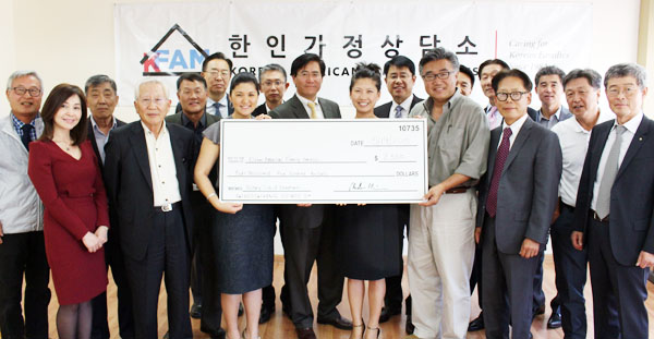 찰스 김 회장, 이용규 전 회장 등 로터리클럽 관계자들이 가정상담소에 가정폭력 피해자를 돕기 위한 기금을 전달했다.