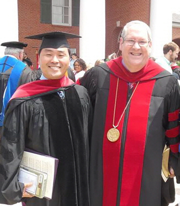 NOBTS 한국어 박사과정 첫 졸업생 손성진 목사(좌)와 총장 닥터 찰스 켈리(우)