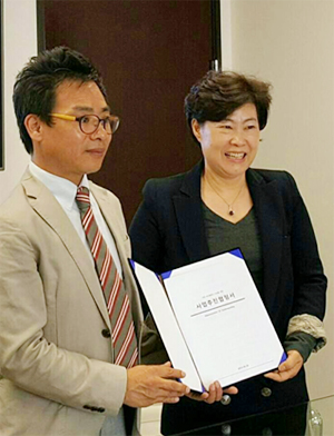 5월 18일 LA비즈포스트그룹 대회의실에서 정용섭 교수(좌)와 비즈포스트그룹 클라라 김(우) 총괄사장이 ‘바이블랜드 콘텐츠’ 제공 계약서를 상호 교환했다.