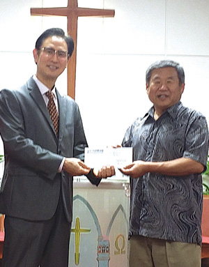 주님세운교회 박성규 담임목사(왼쪽)가 SON 미니스트리 김정한 선교사(오른쪽)에게 특별 헌금을 전달하고 있다.