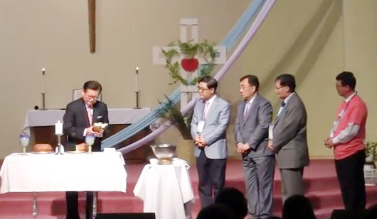 전국지도자대회가 밸리연합감리교회에서 열렸다. 이 대회 중 성찬식이 연합감리교회 한인총회장 이성현 목사의 집례로 거행되고 있다. ⓒ밸리KUMC 