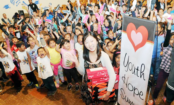 에이미 장 양이 호바트 초등학교 저소득층 학생들에게 155켤레의 운동화를 나눠준 후, 감사의 환호성을 지르는 어린이들과 함께 기쁨을 나누고 있다.