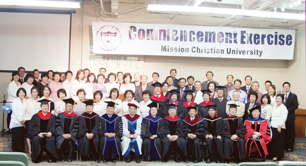 교수진과 학교 관계자 및 재학생들이 주경야독의 어려움을 극복하고 또 다른 출발선 앞에 선 졸업생들을 위로하며 격려하고 있다.