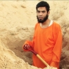 IS에 의해 처형당한 후 자신이 묻힐 무덤을 파는 이집트 남성
