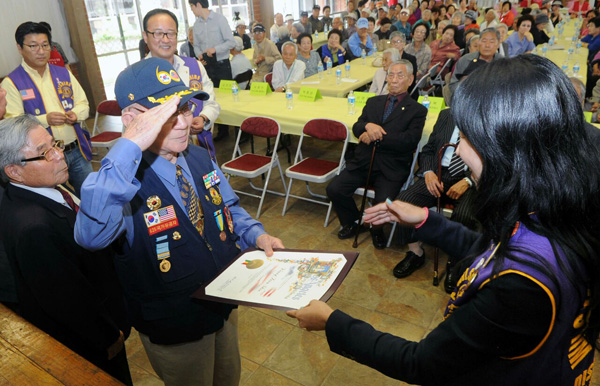 6월 사랑의 점심 식사는 6.25 전쟁 참전 용사 10명을 초청해 더욱 의미가 컸다. 