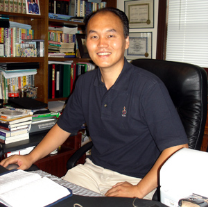 서재에서 김연규 목사