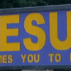 "호킨스 시에 오신 것을 예수님의 이름으로 환영합니다" 표지판 