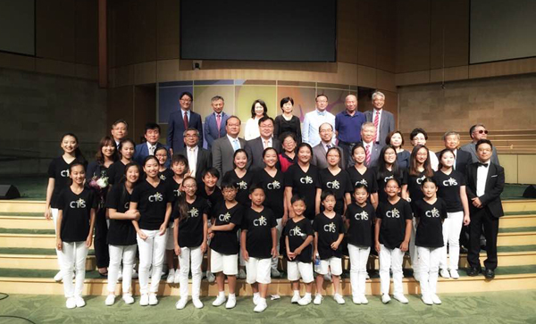 이번 콘서트의 출연진, 기금을 전달받은 단체들의 대표, 교계 지도자 등이 행사를 마친 후 기념촬영했다. 