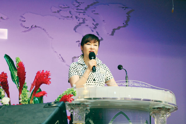 조이엘 목사가 말씀 선포를 하고 있다.