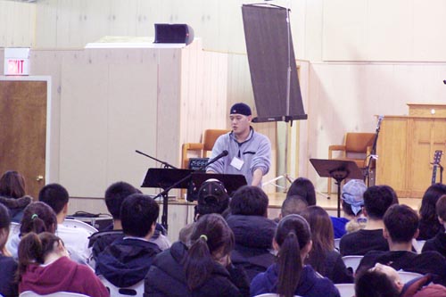 10학년때부터 이 연합수련회에 참석해 온 학생이 세미나를 진행하고 있다