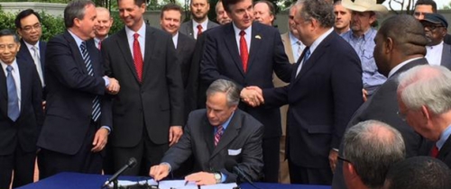 법안에 서명하고 있는 그렉 애보트 텍사스 주지사