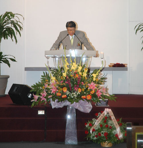 말씀을 전하는 장봉 담임목사