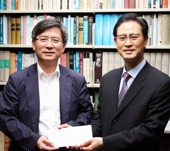 이상명 총장(좌)이 박성규 목사(우)로부터 후원금을 전달받고 있다. 