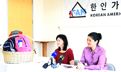 에스떼 송 디렉터와 카니 정 조 소장이 30일 열린 기자회견에서 이번 백팩 드라이브에 관해 설명하며 한인들의 관심을 요청하고 있다.