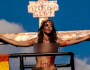 트랜스 젠더 동성애 인권운동가인 비바니 벨로니(Vivany Beloni)가 십자가에 매달려 있다.