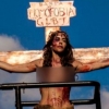 트랜스 젠더 동성애 인권운동가인 비바니 벨로니(Vivany Beloni)가 십자가에 매달려 있다.