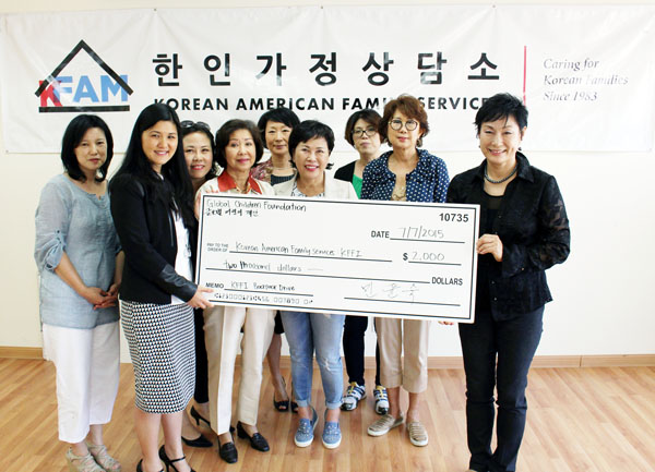 7일 글로벌어린이재단 관계자들이 한인가정상담소의 백팩 드라이브에 2천 달러를 기탁했다.
