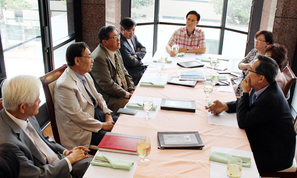 남가주 교계 지도자들이 연방대법원의 동성결혼 합헌 판결에 대한 한인교계 차원의 대책을 논의하고 있다.