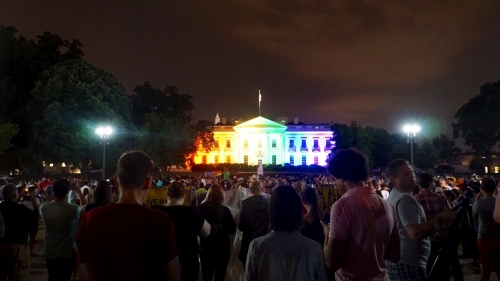 동성결혼을 미국 전역에서 합법화한 연방대법원 판결이 나온 지난 6월 26일 백악관이 이를 기념하며 성소수자 권리를 상징하는 무지개색 조명을 밝히고 있다. ⓒtedeytan/flickr.com