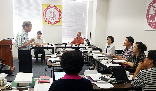 이정근 목사가 이 학교 박사 과정 집중강의에서 열강하고 있다.
