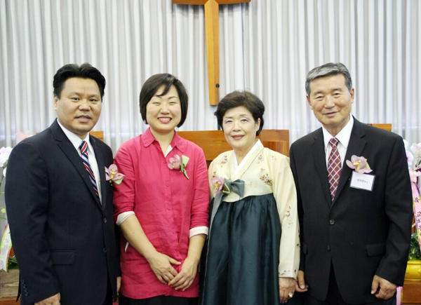 김요섭 담임목사 부부(왼쪽)와 안국련 원로목사 부부(오른쪽) 