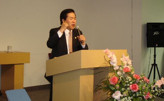 유연동 목사는 뉴욕참빛교회에서 일일 부흥성회를 인도했다.