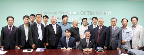 7월 20일 남가주교협 사무실에서 열린 월례회에서 강신권 목사가 수석부회장에 임명됐다. 