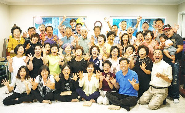 새가족 환영회를 마치고 한자리에 모인 성도들이 활짝 웃으면서 서로에게 하나님의 사랑을 전하고 있다.