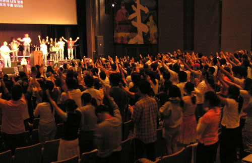 화요찬양모임에서 뜨겁게 찬양하는 참가자들