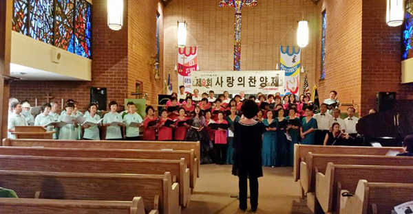 남가주한인장로협의회 주최, 9회 사랑의 찬양제에서 모든 참석자들이 합창하고 있다.