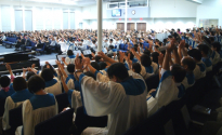 2015 뉴저지 호산나복음화대회에서 참석한 성도들이 미국을 위해 손을 들고 간절히 기도하고 있다.