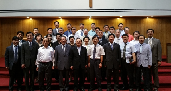 31일 한소망교회에서 열린 목회자세미나에서 강사 한기홍 목사와 함께 이병준 회장을 비롯한 교협임원과 목회자들이 기념촬영을 했다.