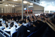 마지막날 집회에서 참석자들이 손을 들고 뜨겁게 통성기도하고 있다.