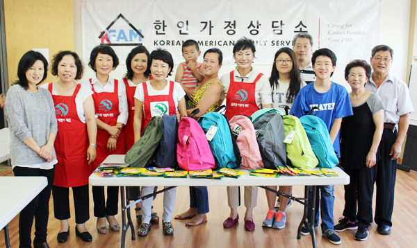 여러 한인 자원봉사자가 아시안 어린이들에게 전달될 새 학기 선물을 한인가정상담소에서 포장했다.