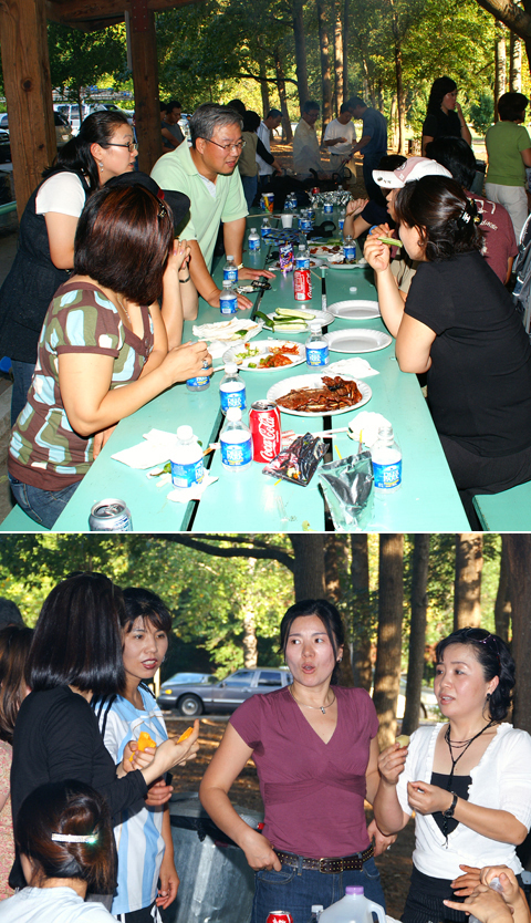 즐거운 담소가 오가는 야외예배