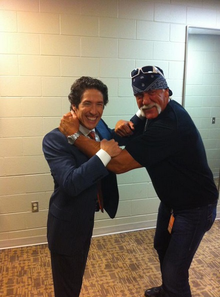 헐크 호건과 조엘 오스틴 목사가 포즈를 취하고 있다. ⓒ트위터