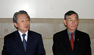 총무 조명철 목사(좌)와 선거관리위원장 최웅렬 목사(우)