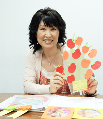 "주일학교 교육에 어려움을 겪는 교회들이 많다는 사실이 너무 안타깝다"는 임은희 전도사가 세미나에서 사용하는 교재에 대해 설명하고 있다.
