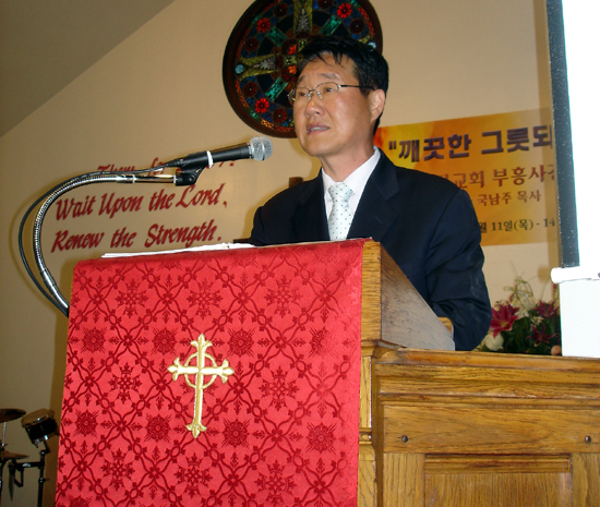 국남주 목사는 뉴저지 수정교회서 부흥성회를 인도하고 있다.