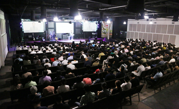 주안에교회 ‘말씀사경회’ 초청 강사 정필도 목사가 말씀을 전하고 있다.