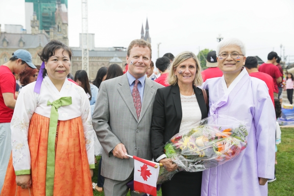 광복70주년 기념 스코필드 손자 손녀와 함께한 페이스 패인팅. ©문화체육관광부 제공