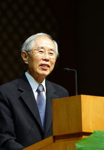 손봉호 장로가 충현선교교회에서 '고통과 위로'라는 제목으로 강연하고 있다.