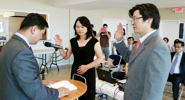 구본관 목사와 구수현 사모가 지방회장 강양규 목사 앞에서 창립서약을 하고 있다.