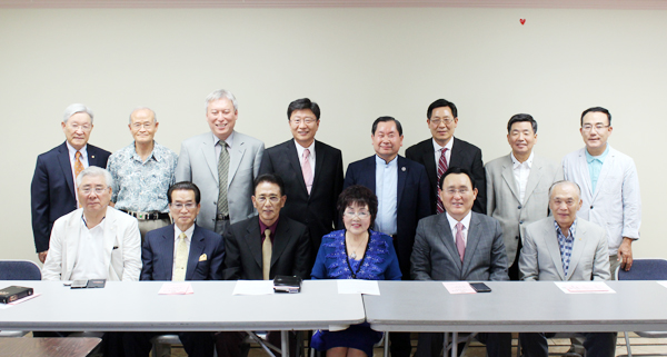 남가주 교계 지도자들이 8월 26일 한미장로교회에서 일일식당에 관한 기자회견을 열었다.  사진 앞줄 두번째부터 이태환 목사(남가주원로목사회 증경회장), 이운영 목사(기독교회관 대표), 백지영 목사(목사회장), 김재권 장로(목사회 이사장), 강영창 목사(원로목사회장)