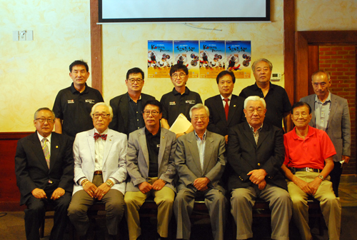 코리안페스티발 준비위원들이 기념촬영을 하고 있다.